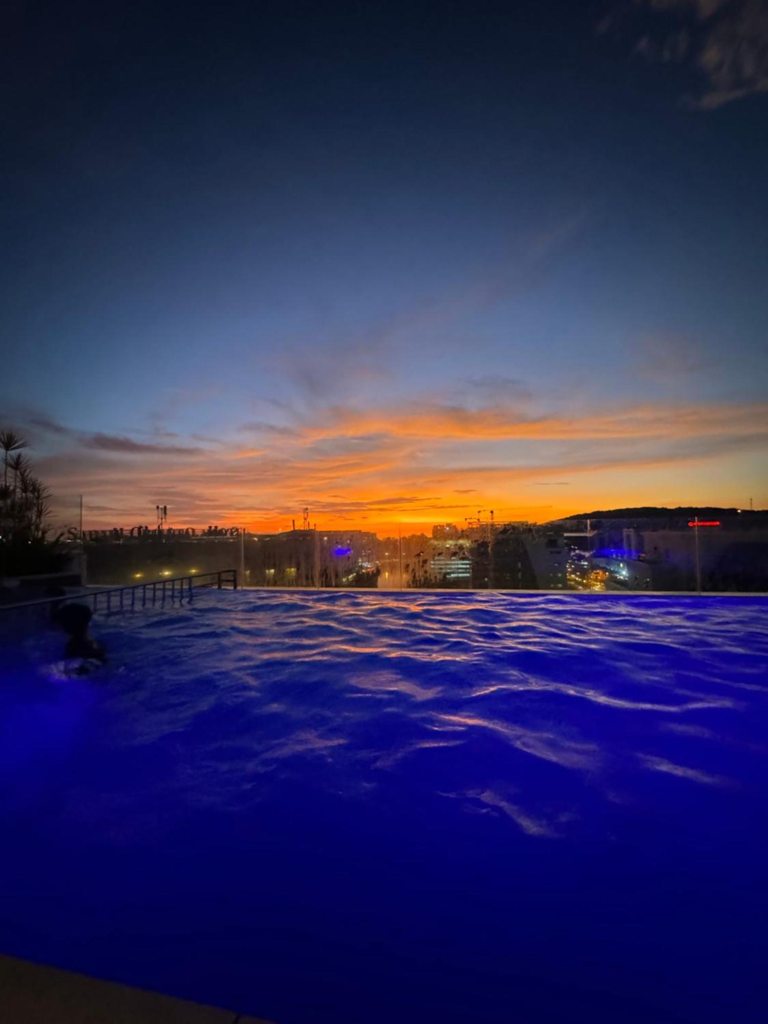 Riverside Opulent Nights At Sky Hotel โกตาคินาบาลู ภายนอก รูปภาพ