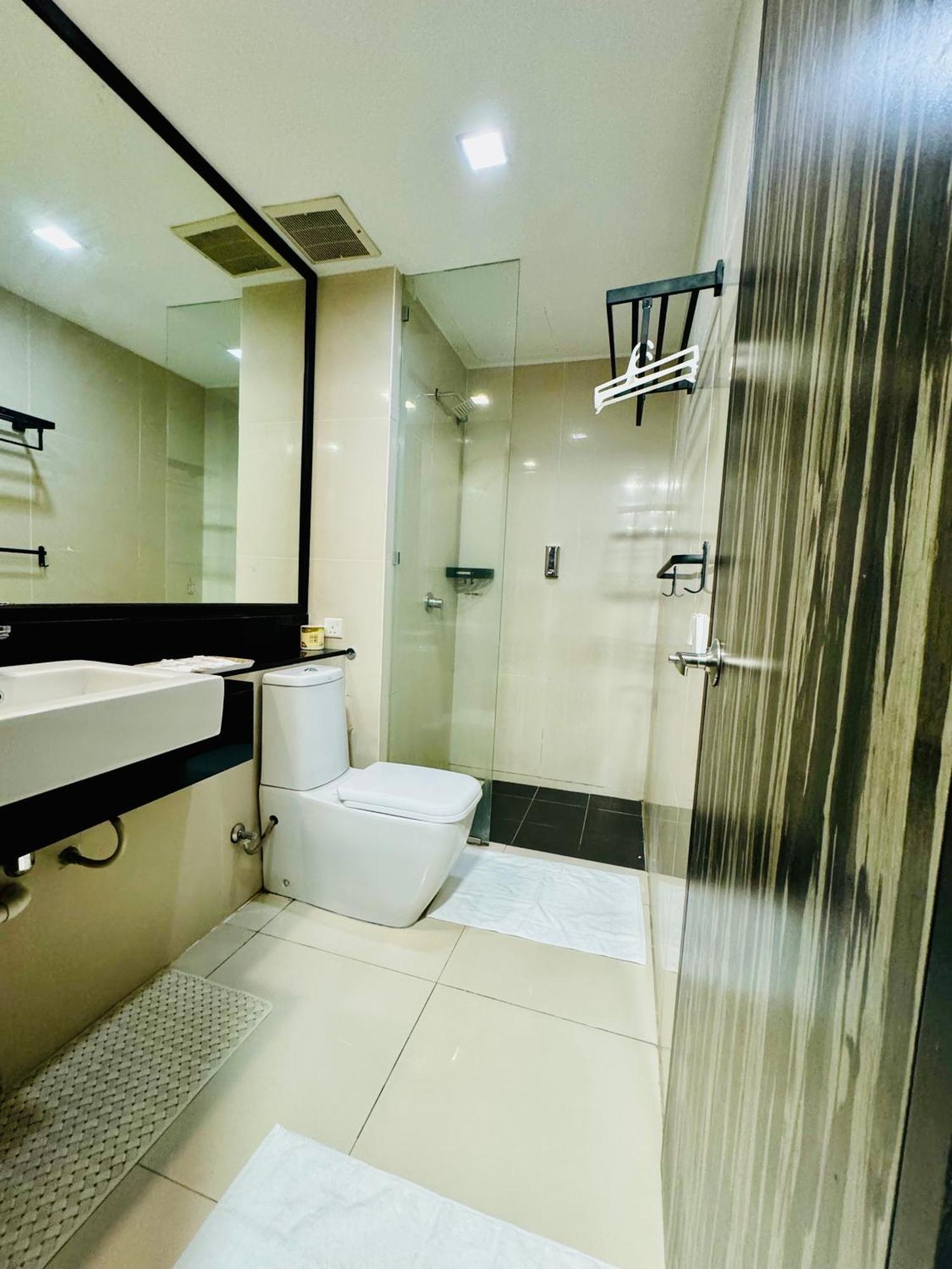Riverside Opulent Nights At Sky Hotel โกตาคินาบาลู ภายนอก รูปภาพ